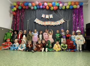 dzieci w strojach karnawałowych- zdjęcie grupowe