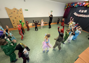 dzieci podczas balu karnawałowego