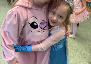 dzieci podczas balu karnawałowego