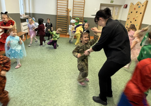 dzieci podczas balu karnawałowego