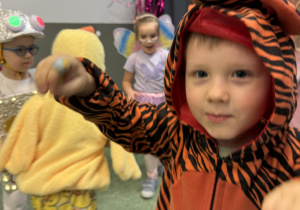 dzieci podczas balu karnawałowego