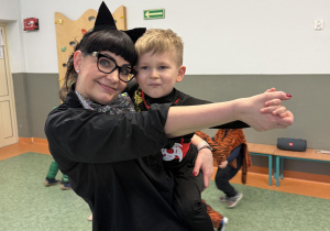 nauczycielka tańcząca z dzieckiem w stroju karnawałowym