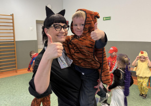 nauczycielka tańcząca z dzieckiem w stroju karnawałowym