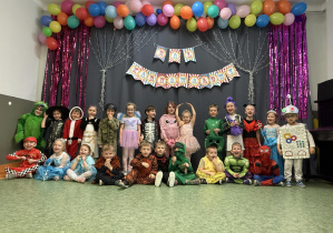 dzieci podczas balu karnawałowego