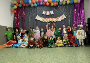 dzieci podczas balu karnawałowego