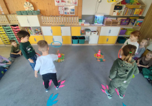 Dzieci na dywanie podczas zabaw rzutnych do celu