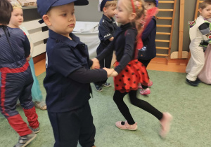 Dzieci podczas balu karnawałowego na sali gimnastycznej