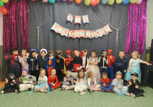 Zdjęcie grupowe na sali gimnastycznej z balu karnawałowego