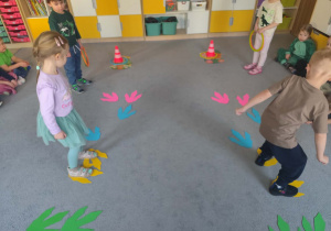 Dzieci podczas zabaw ruchowych w grupie związanych z dniem dinozaura