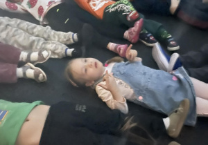 Dzieci leżące w mobilnym planetarium