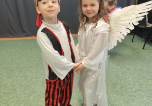 Dzieci podczas zabaw tanecznych na sali gimnastycznej