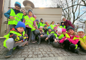 grupa dzieci pozuje do zdjęcia