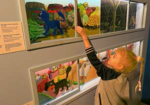 dziewczynka przesuwa okienka z obrazkiem kota