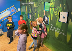 Dzieci ogladają opisy dotyczące bajki o Wróbelku Ćwirku