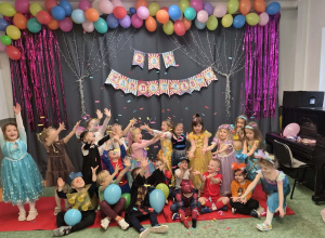 Dzieci podczas balu karnawałowego