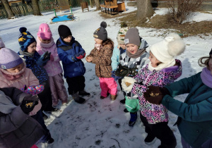 Dzieci dokarmiają ptaki