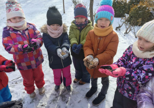 Dzieci dokarmiają ptaki
