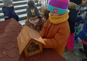 Dzieci dokarmiają ptaki