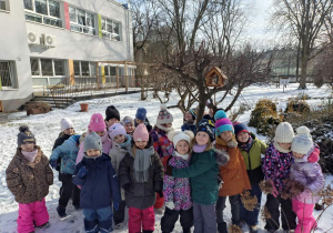 Dzieci dokarmiają ptaki