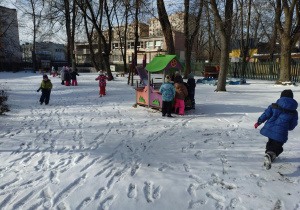 Dzieci bawiące się w ogrodzie przedszkolnym