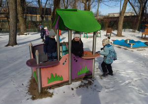 Dzieci bawiące się w ogrodzie przedszkolnym