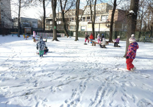 Dzieci bawiące się w ogrodzie przedszkolnym
