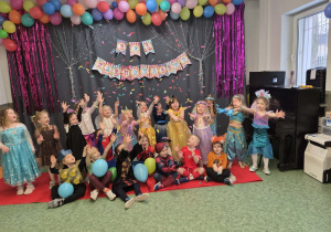 Dzieci podczas balu karnawałowego