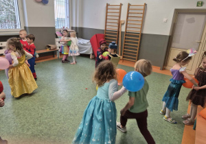 Dzieci podczas balu karnawałowego