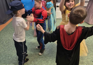 Dzieci podczas balu karnawałowego