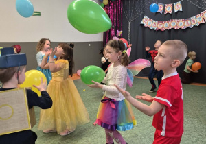 Dzieci podczas balu karnawałowego