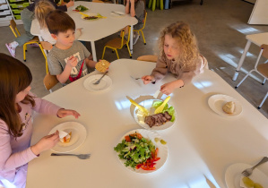 Dzieci jedzące śniadanie