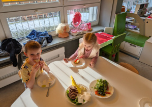 Dzieci jedzące śniadanie