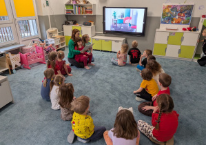 Dzieci słuchające książki czytanej przez rodzica