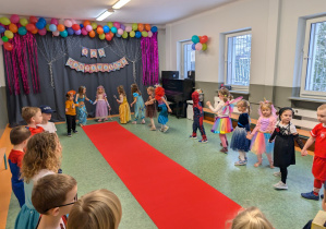 Dzieci podczas balu karnawałowego