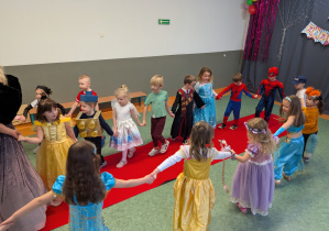 Dzieci podczas balu karnawałowego