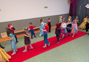 Dzieci podczas balu karnawałowego