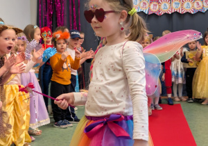 Dzieci podczas balu karnawałowego