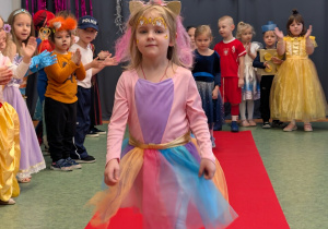 Dzieci podczas balu karnawałowego