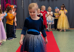 Dzieci podczas balu karnawałowego