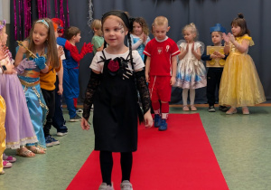 Dzieci podczas balu karnawałowego