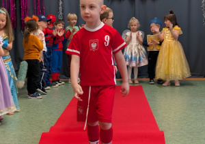 Dzieci podczas balu karnawałowego