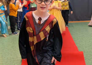 Dzieci podczas balu karnawałowego