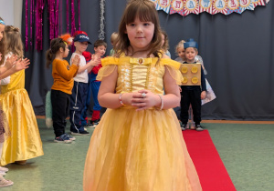 Dzieci podczas balu karnawałowego