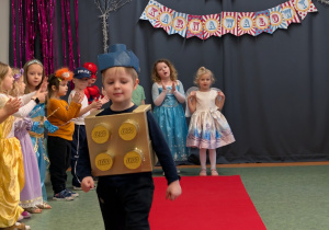 Dzieci podczas balu karnawałowego