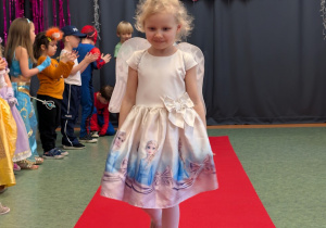 Dzieci podczas balu karnawałowego