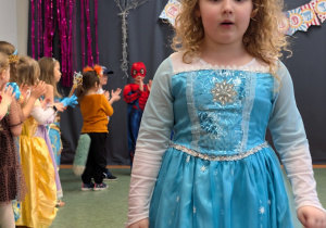 Dzieci podczas balu karnawałowego