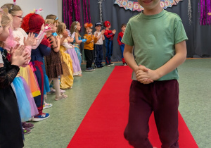 Dzieci podczas balu karnawałowego