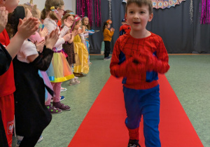 Dzieci podczas balu karnawałowego