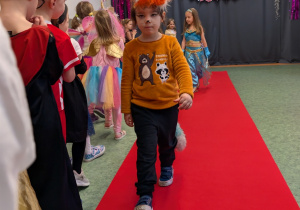 Dzieci podczas balu karnawałowego