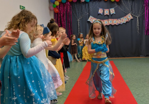 Dzieci podczas balu karnawałowego